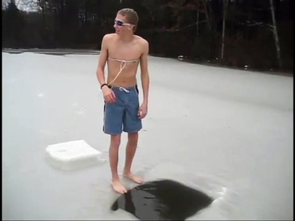 Nager sous la glace en short ...