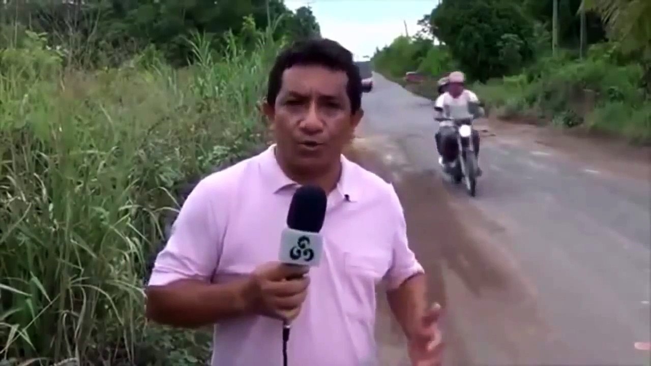 Repórter quase é atropelado por autocarro em reportagem sobre estrada perigosa