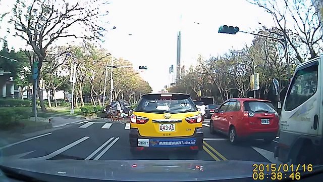 Cette cycliste est vraiment très chanceuse