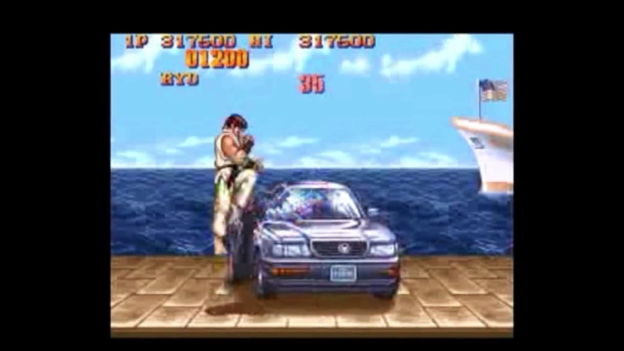 Il casse une voiture à main nue comme dans Street Fighter!