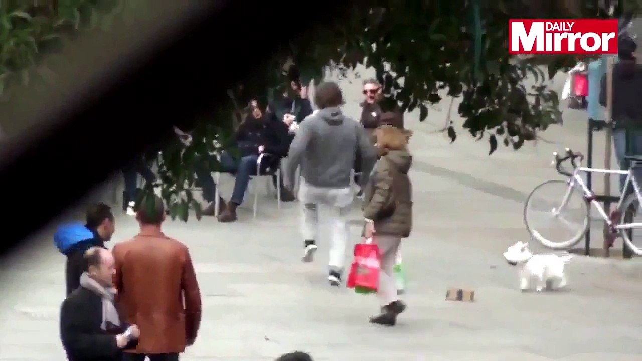 Cristiano Ronaldo vestido como un mendigo en las calles de Madrid para jugar al fútbol con los niños