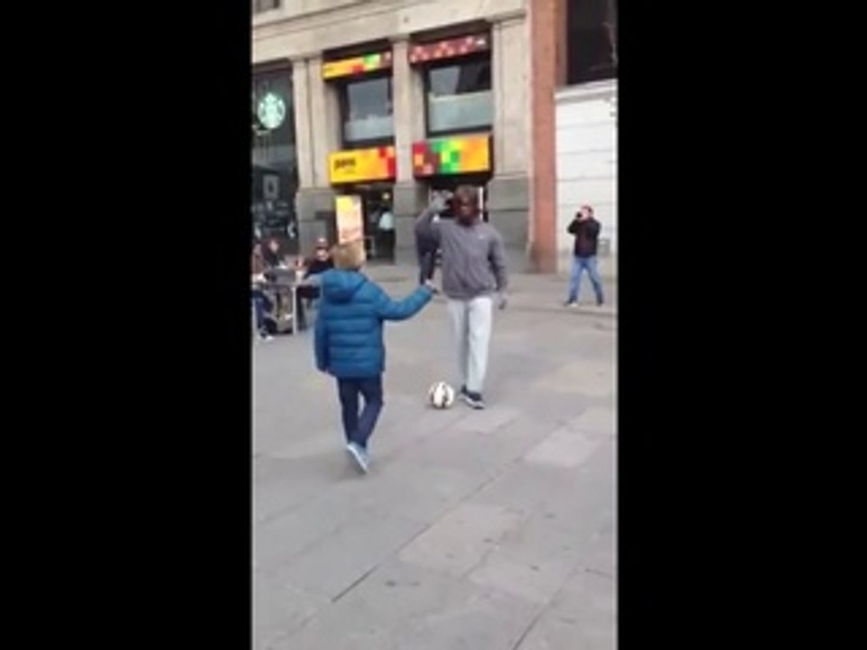 Cristiano Ronaldo surprend un gamin en pleine rue