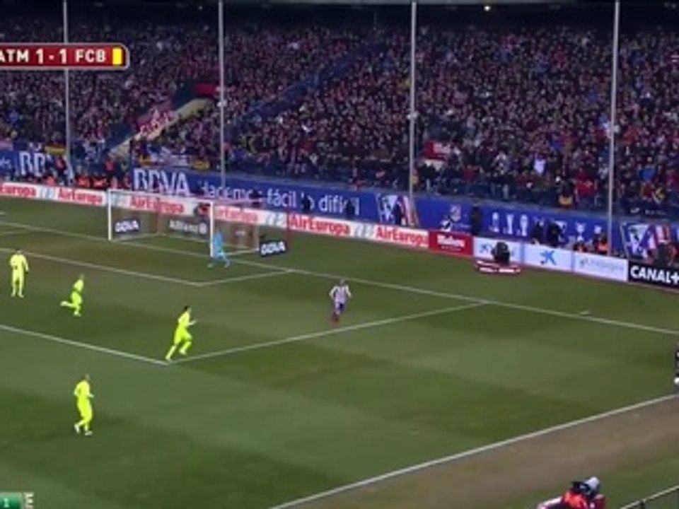 Jordi Alba s'écroule après avoir été touché involontairement par l'arbitre de touche 