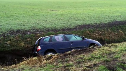 Video: Hulpdiensten glijden de sloot in bij Siddeburen - RTV Noord