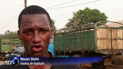 Football: par manque d'espaces à Conakry, on joue dans la rue