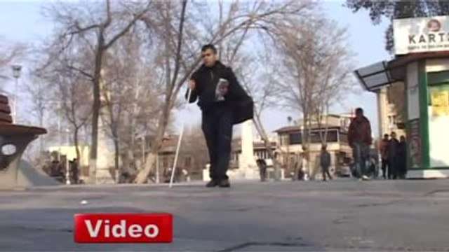 Tüm Engellere Rağmen Çorap Satarak Evini Geçindiriyor
