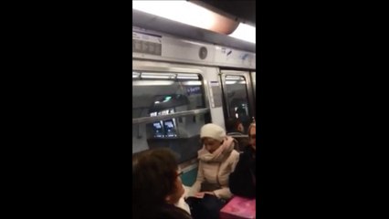 Le conducteur d'un métro parisien amuse les passagers pendant un arrêt !