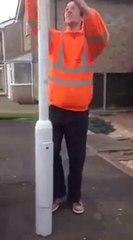 Stuck on a pole - Blague avec un lampadaire