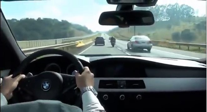 BMW M5 qui prend en chasse une Honda CBR 1000 RR