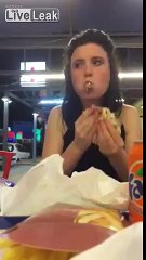 Sarhoş kızın yemekle imtihanı