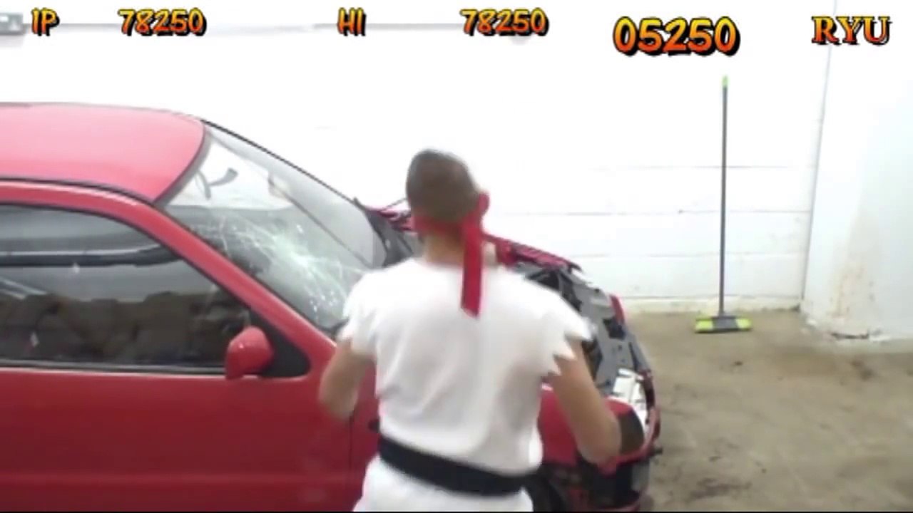 Street Fighter en vrai : ryu detruit une voiture comme dans le Car Bonus Stage