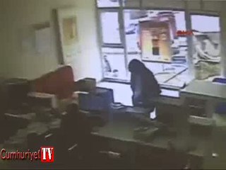 İstanbul'da akılalmaz kaza anı kamerada