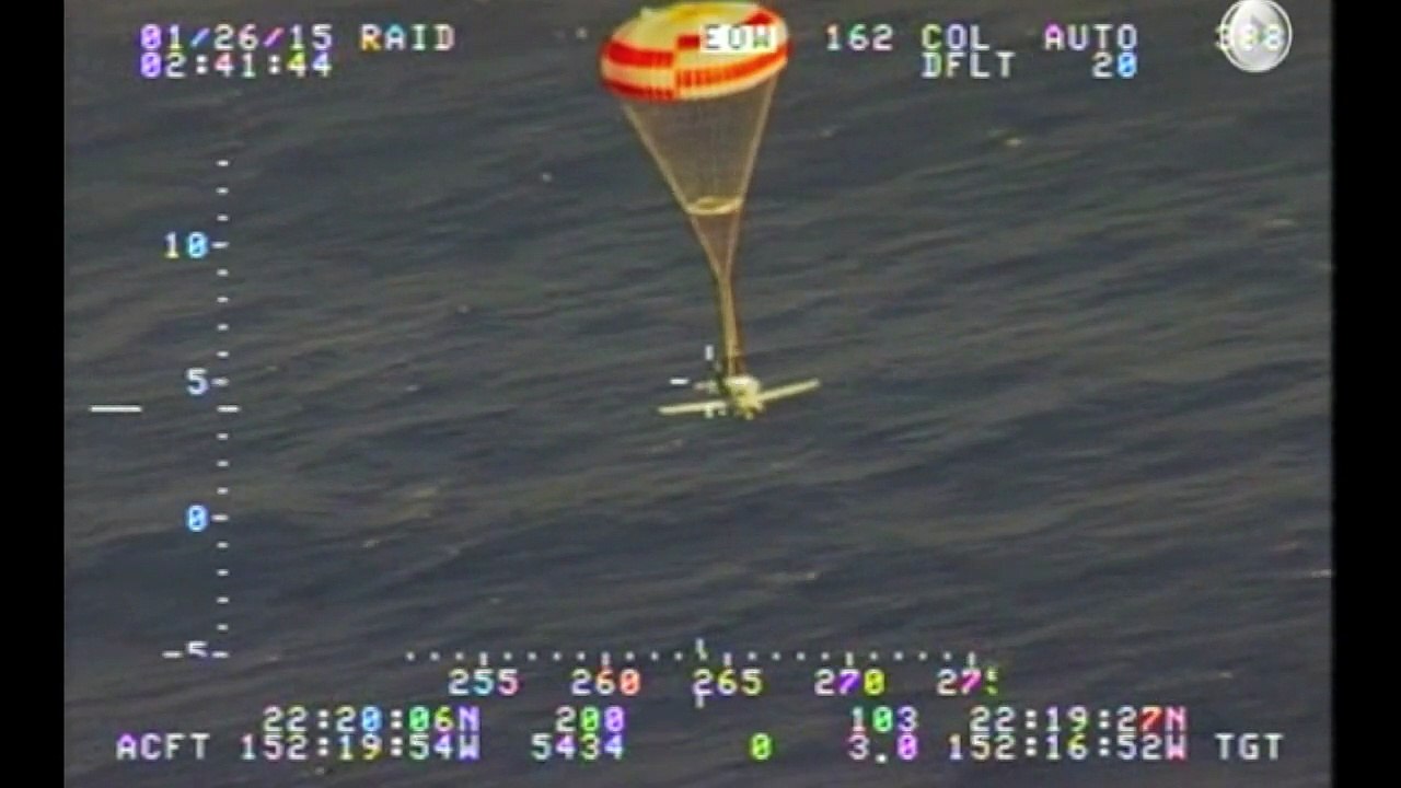 Abstürzendes Flugzeug landet mit Fallschirm im Pazifik