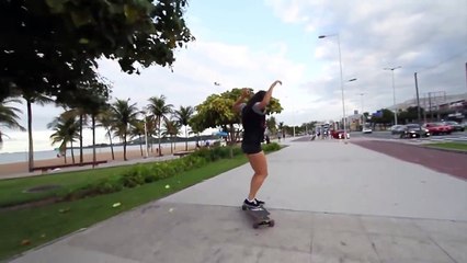 Ana Maria Suzano danse sur son longboard