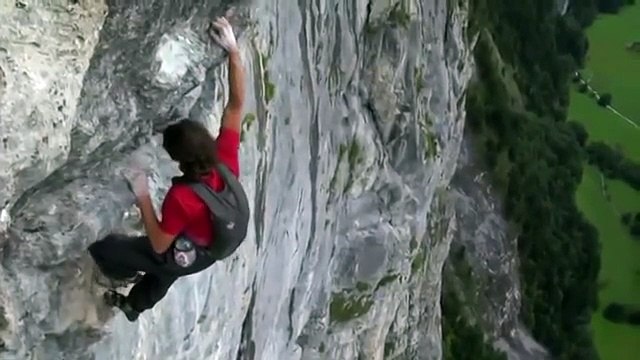 Il est fou ! Dean Potter grimpe sans corde des parois dangereuses puis saute en parachute
