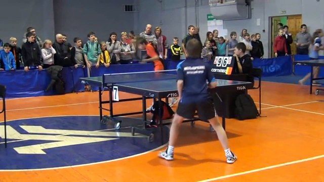 Il pousse l'arbitre après avoir perdu son match de ping-pong