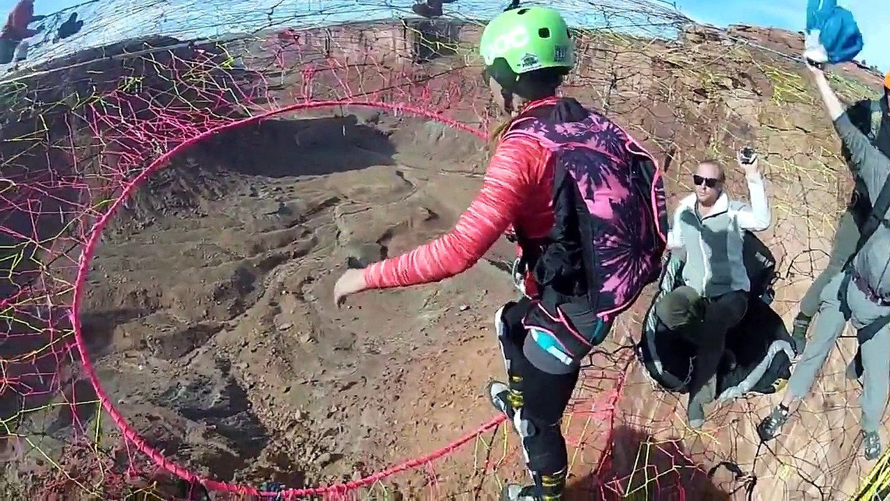 Insolite : Toile d'araignée pour Base-Jumper