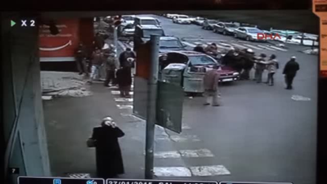 Kütahya' da Otelin Çatı Duvarı Yıkıldı, 2 Araç Hurdaya Döndü Mucize Eseri Ölen, Yaralanan Olmadı