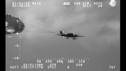 طيار ينجو بفضل مظلة زودت بها طائرته التي سقطت في المحيط الهادئ