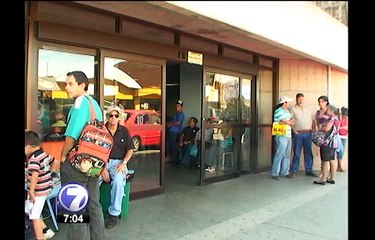 Max Peralta investigará caso de paciente que murió haciendo fila