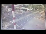 La barrière se lève alors qu'un train arrive