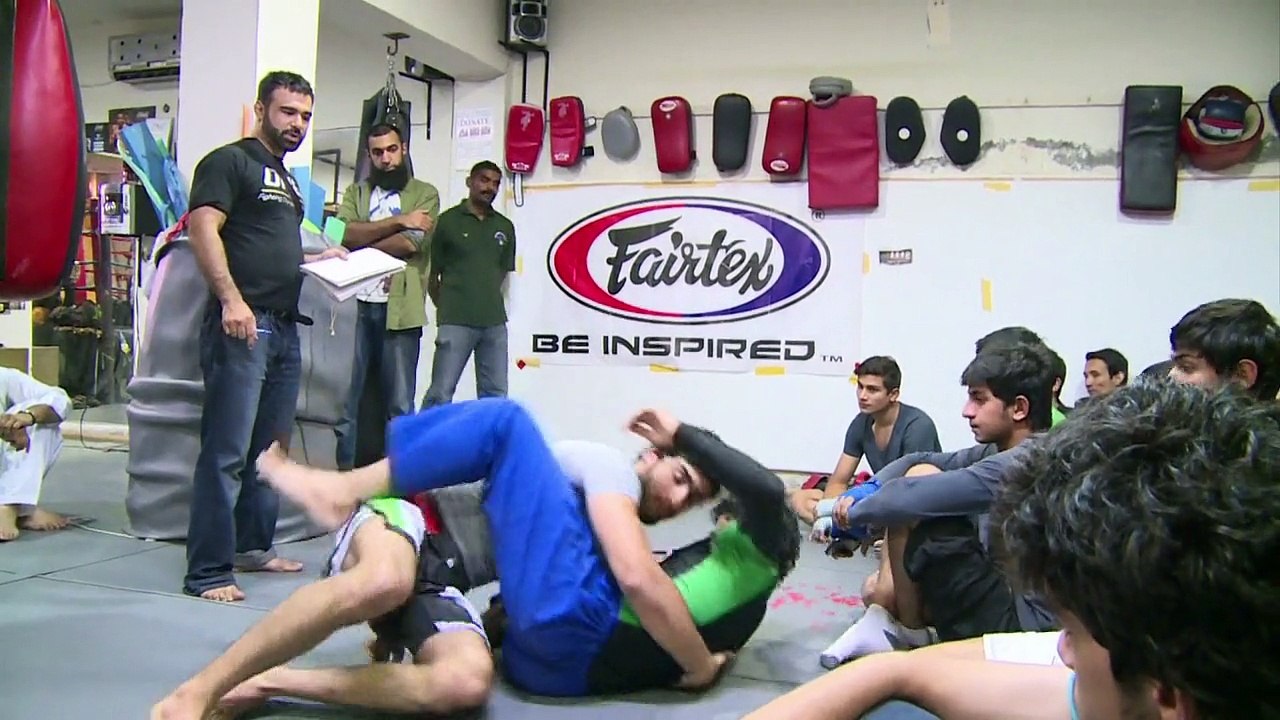 Pakistaner im schwitzkasten