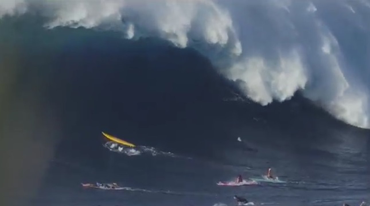 Une énorme vague avale des surfeurs !