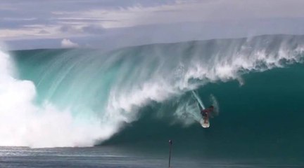 Matahi Drollet surfe Teahupoo à 14 ans