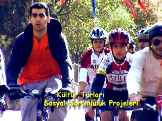 Pedallıyorum bisikletle kayak pistinde