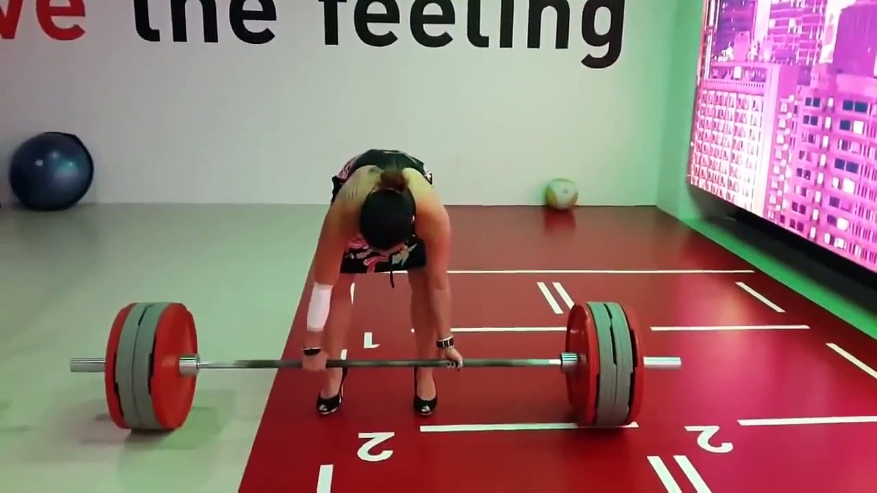 Topukluyla 90 Kiloluk Halter Kaldıran Hatun