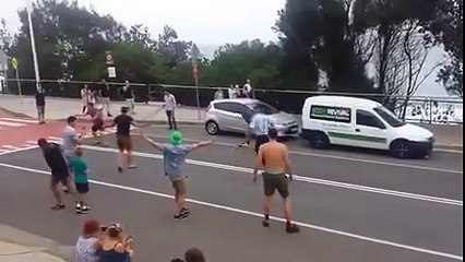 Australian police man road te criket kehd da hoea....ha ha