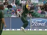 Australian cricketers doing funny mimicry on the cricket field. Crazy stuff