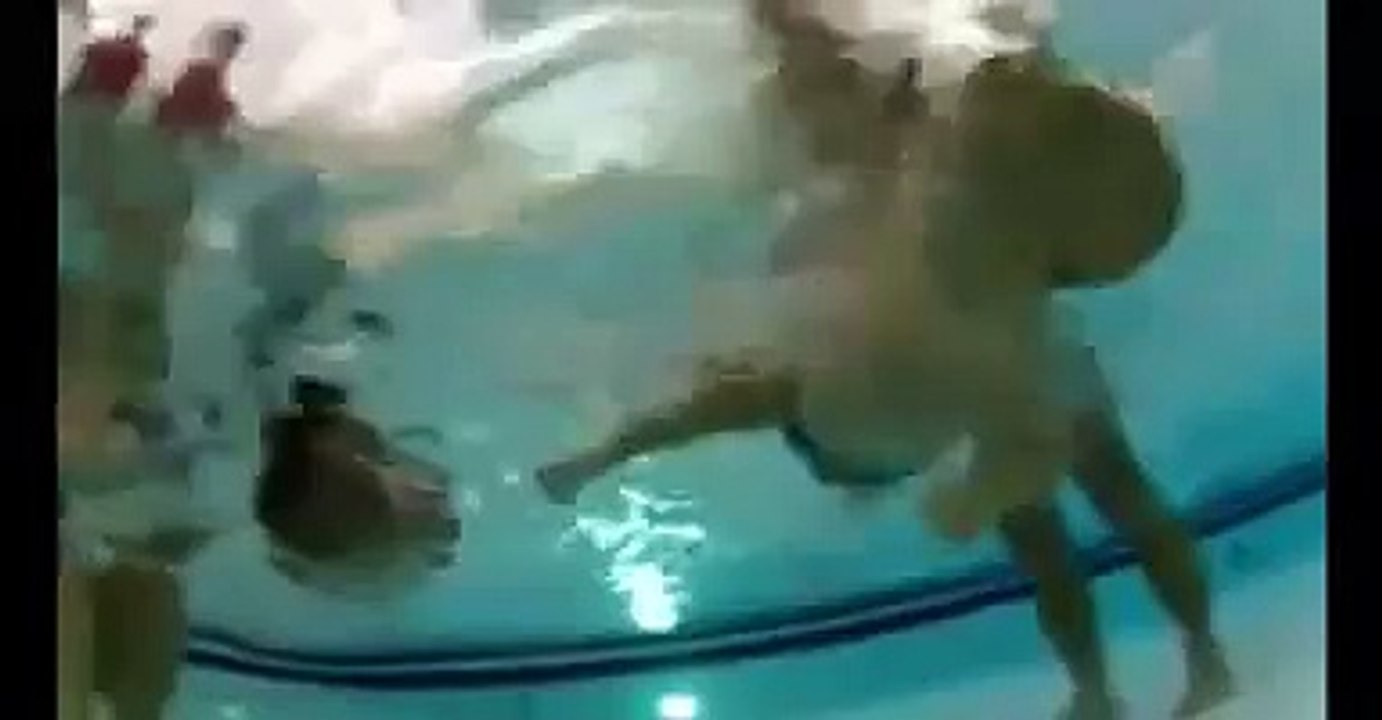 9 month old UK twins show swimming skills - talented baby