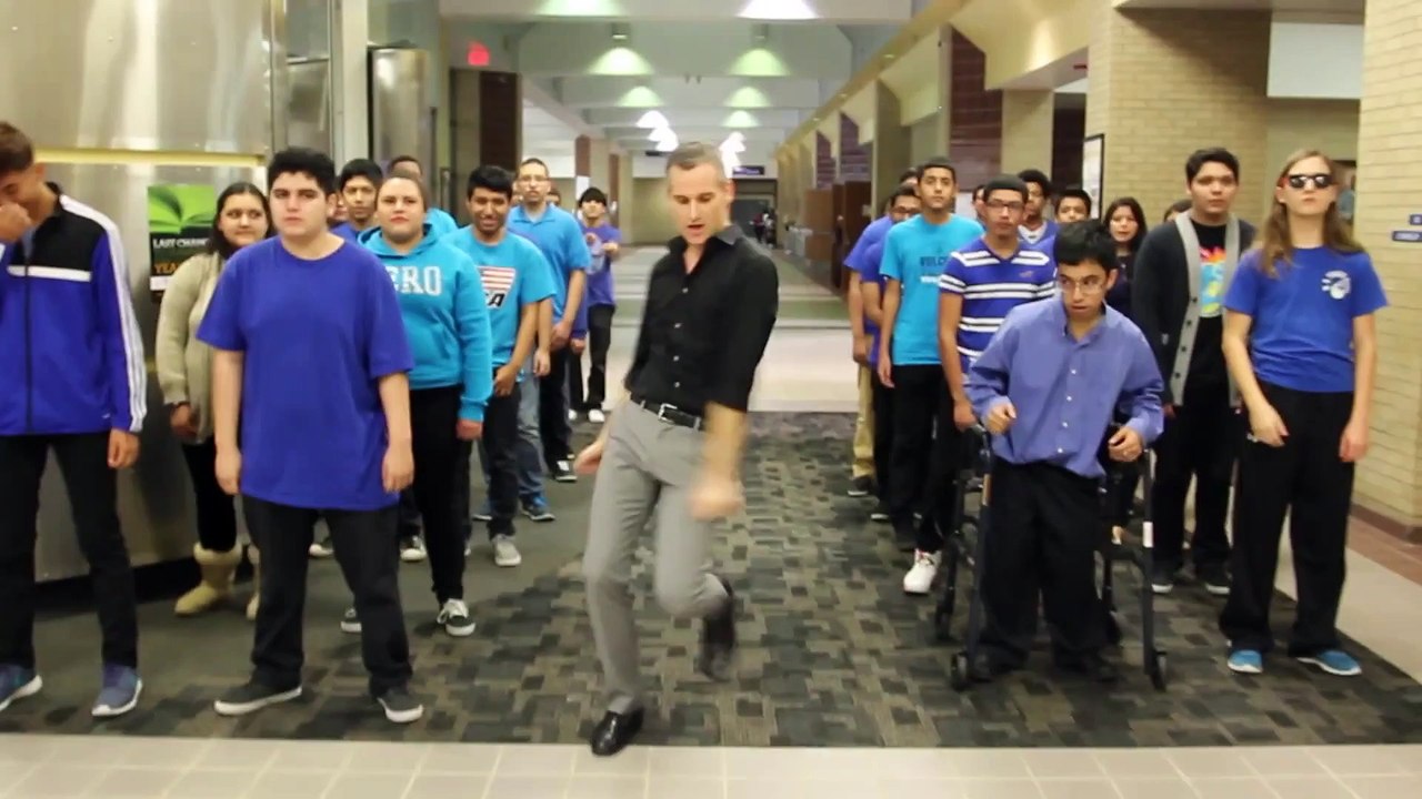 Les profs et élève d'une université dansent sur Uptown Funk!