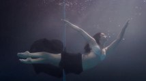 Des femmes font du Pole Dance aquatique