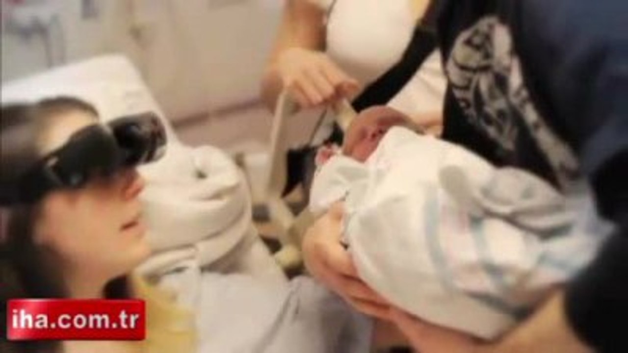 Görme Engelli Anne Bebeğini İlk Kez Bu Gözlükle Gördü