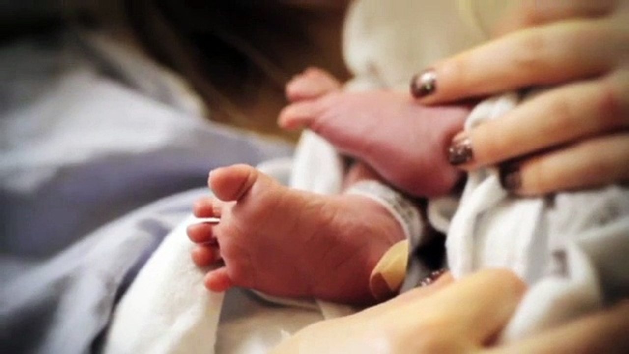 Görme engelli anne bebeğini ilk kez bu gözlükle gördü