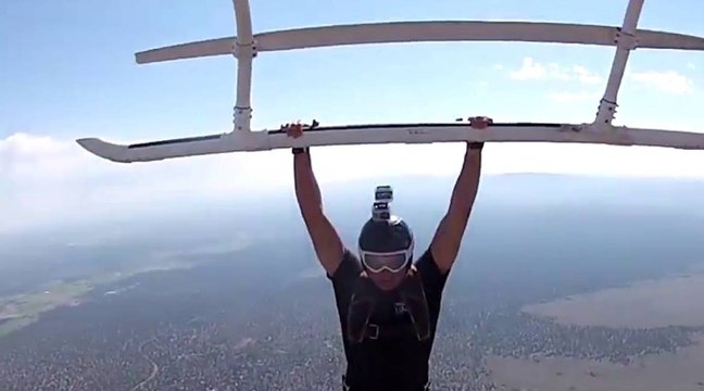 Matthias Giraud suspendu à un hélicoptère en plein air