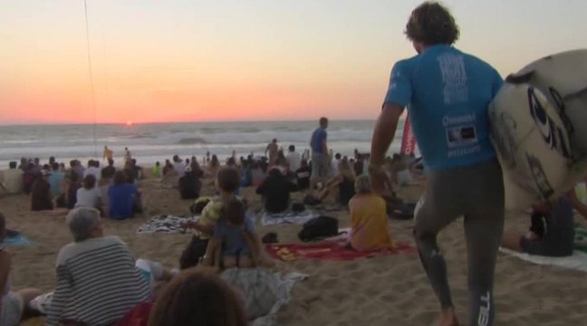 Un succès pour le surf de nuit à Anglet