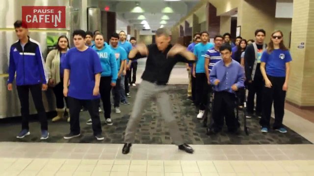 un prof danse avec ses élèves sur uptown funk