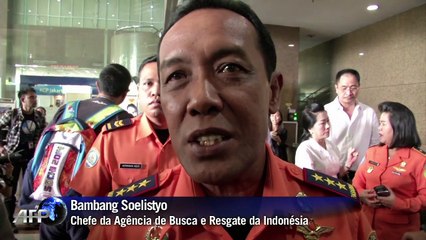 AirAsia: buscas por corpos continuam