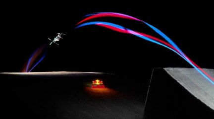 Il skie de nuit grâce à des diodes lumineuses