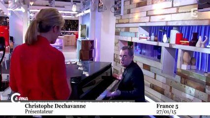 Christophe Dechavanne joue au piano pour "C à vous"