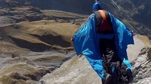 La wingsuit au sommet des montagnes suisses