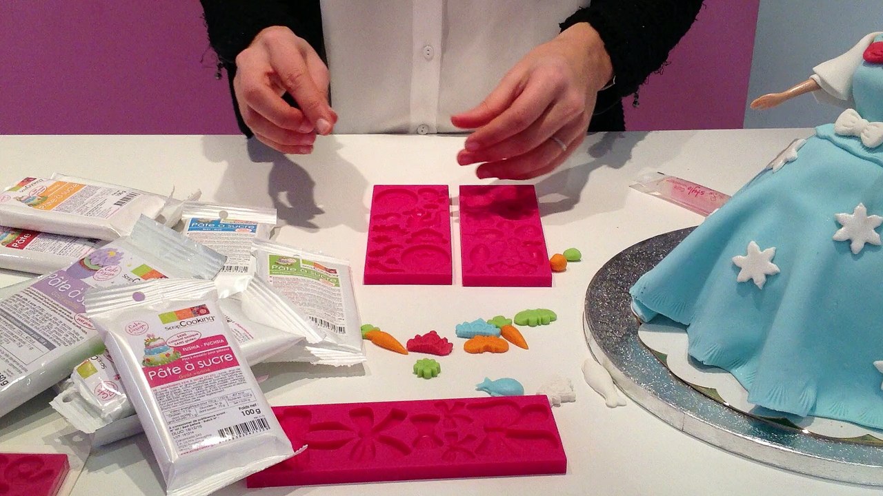 Comment réaliser des éléments décoratifs en pâte à sucre avec les moules en silicone SCRAPCOOKING®