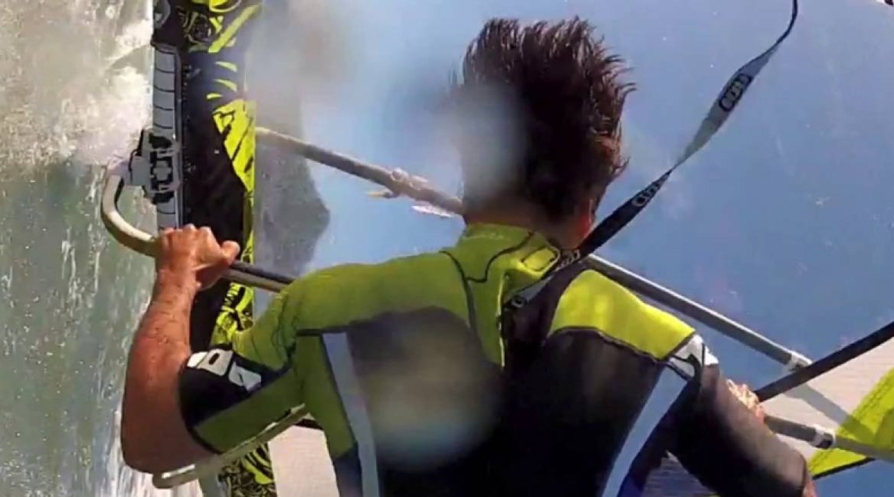 Windsurf : un forward loop en caméra embarquée