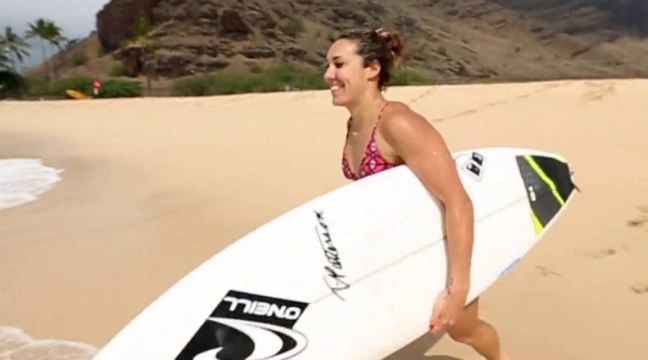 Amandine Sanchez en free surf à Hawaï