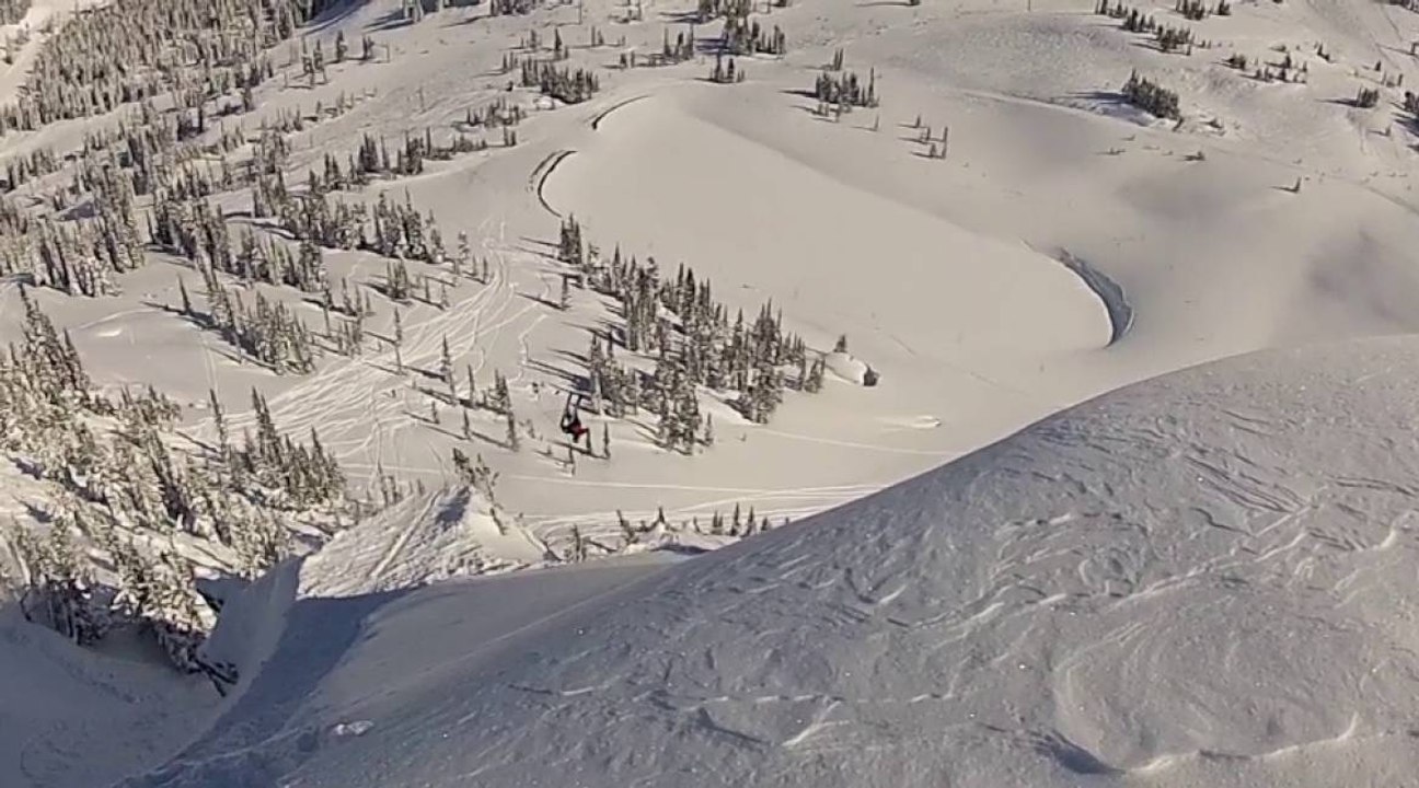 Enorme frontflip lors de l'Air Jordan de Whistler