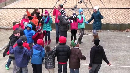 Il chante la fermeture de son école sur la Reine des neiges