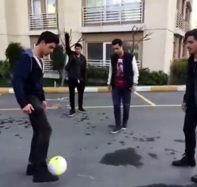 O cara foi mostrar sua habilidade e caiu lindamente no chão